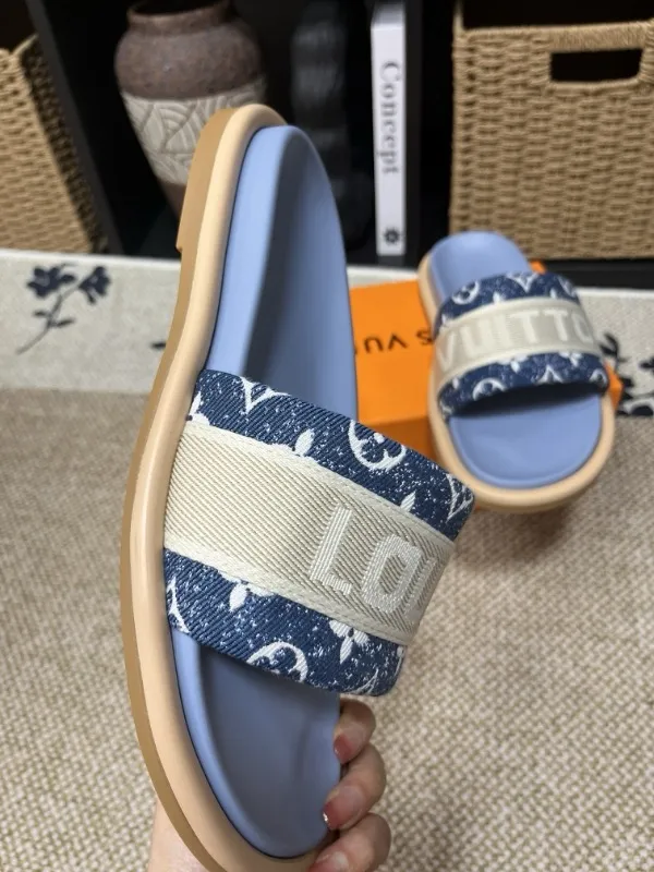 P320💰[New model] Long-term availability, 2025 new model, couple model [LOUlS VUlTTON] comes with drawer box, bag, card, invoice "Louis Vuitton ~ unique modern sandals. 》LV counter purchasing 🏃Men's and women's casual slippers, sold at the same time at the counter, the original old flower material upper is soft and comfortable, (refuses to discolor and rub the feet) sole: original factory special combination original sole, code number: 35--46 4 multiple colors 🉑️ to choose from